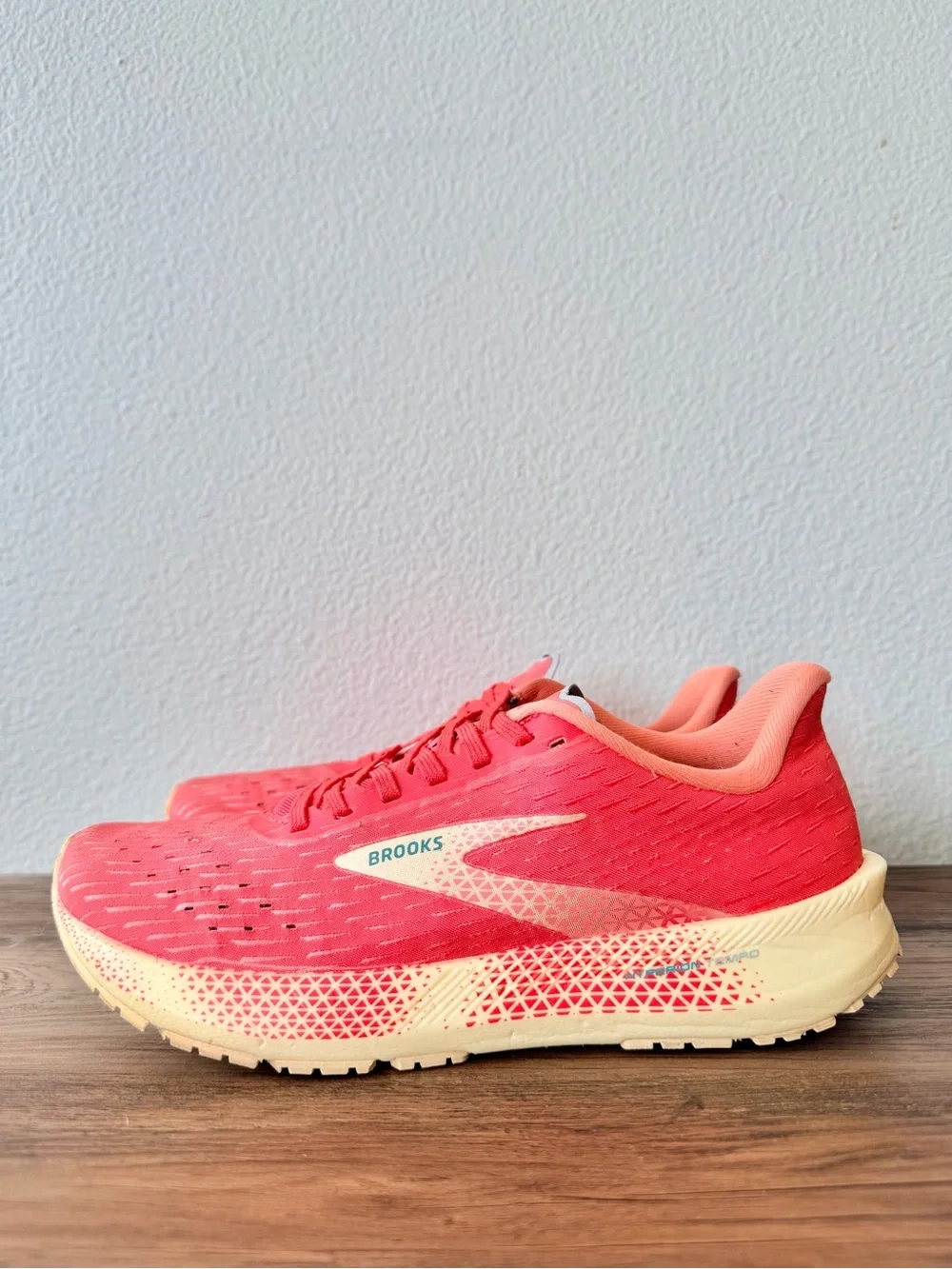 Brooks Women’s Hyperion Tempo in Hot Coral/Flan/Yellow (Size: 8.5-B) Great Cond!